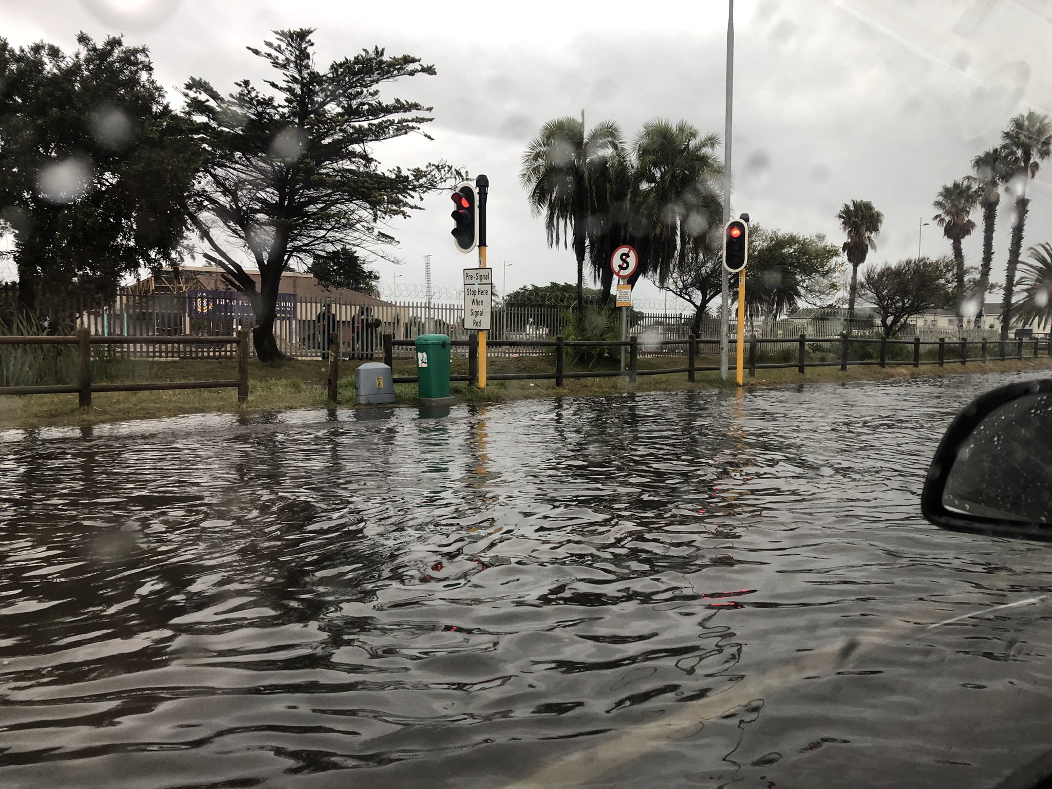 Parts of Cape Town hit by floods as cold front wreaks havoc - KAYA 959